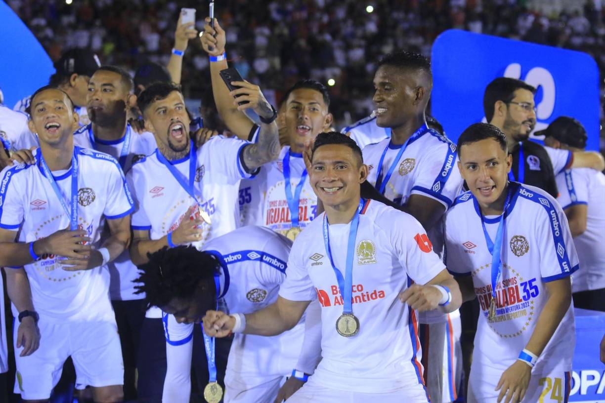 Durante la era amateur en Honduras, los torneos eran organizados por la Federación Nacional de Cultura, Física y Deportes hasta 1951; de este año en adelante, los organizó la Federación Nacional Deportiva Extraescolar de Honduras, que es la que hoy se conoce como Fenafuth hasta que nació la Liga Nacional de Fútbol de Honduras desde 1965 hasta la actualidad.