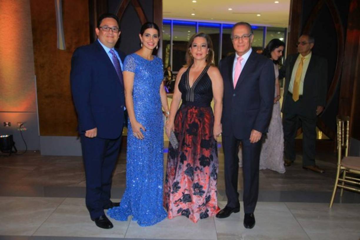 Olban y Paola Valladares con Julia y Fawzy Rishmary .