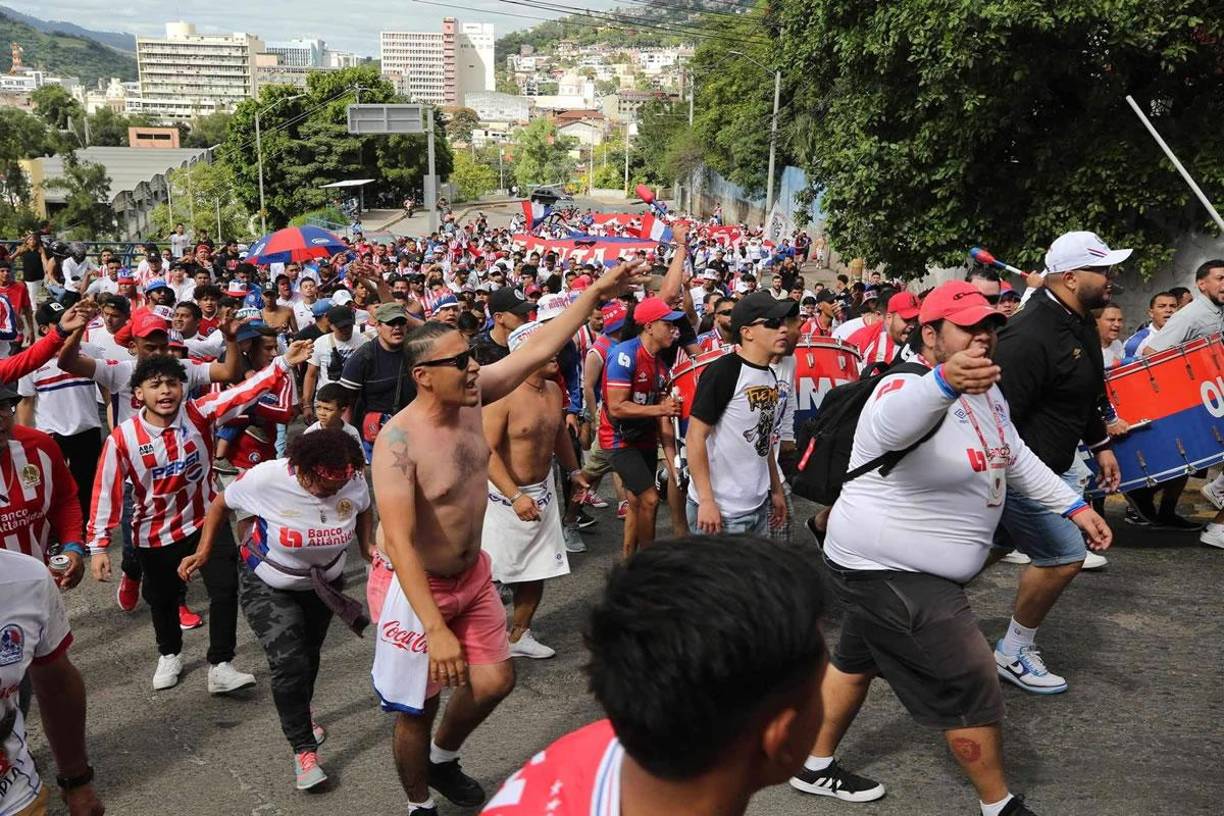 Decenas de aficionados olimpistas animaron la tarde en la capital de Honduras antes del partido Olimpia-Génesis.