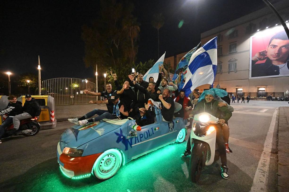El júbilo en las calles de Nápoles celebrando la conquista del Scudetto de la Serie A 33 años después.