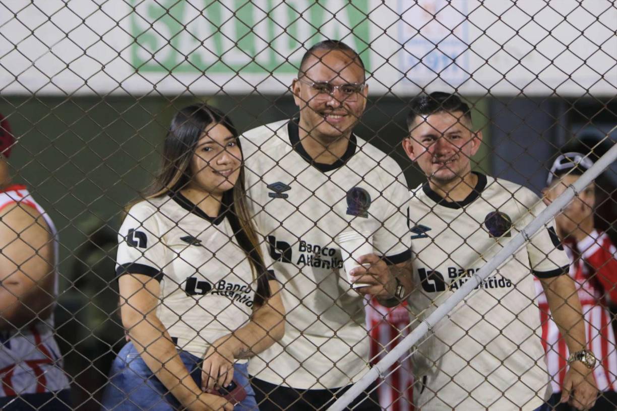 Estos tres chicos posaron para el lente de Diario LA PRENSA antes del pitazo inicial del duelo Olimpia vs Antigua.