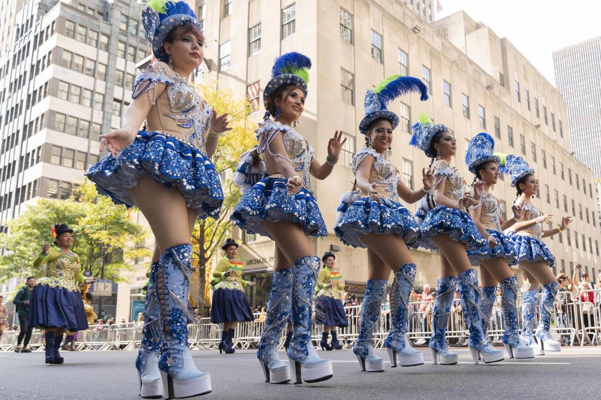 Varias mujeres desfilan con trajes típicos durante la edición 60 del Desfile de la Hispanidad, este domingo en Nueva York (Estados Unidos). EFE
