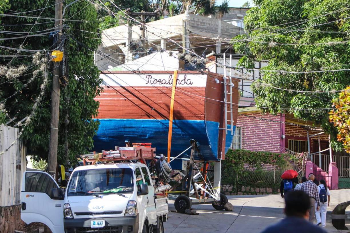 “Rosalinda” por dentro y por fuera: así es el velero que corre riesgo de destrucción