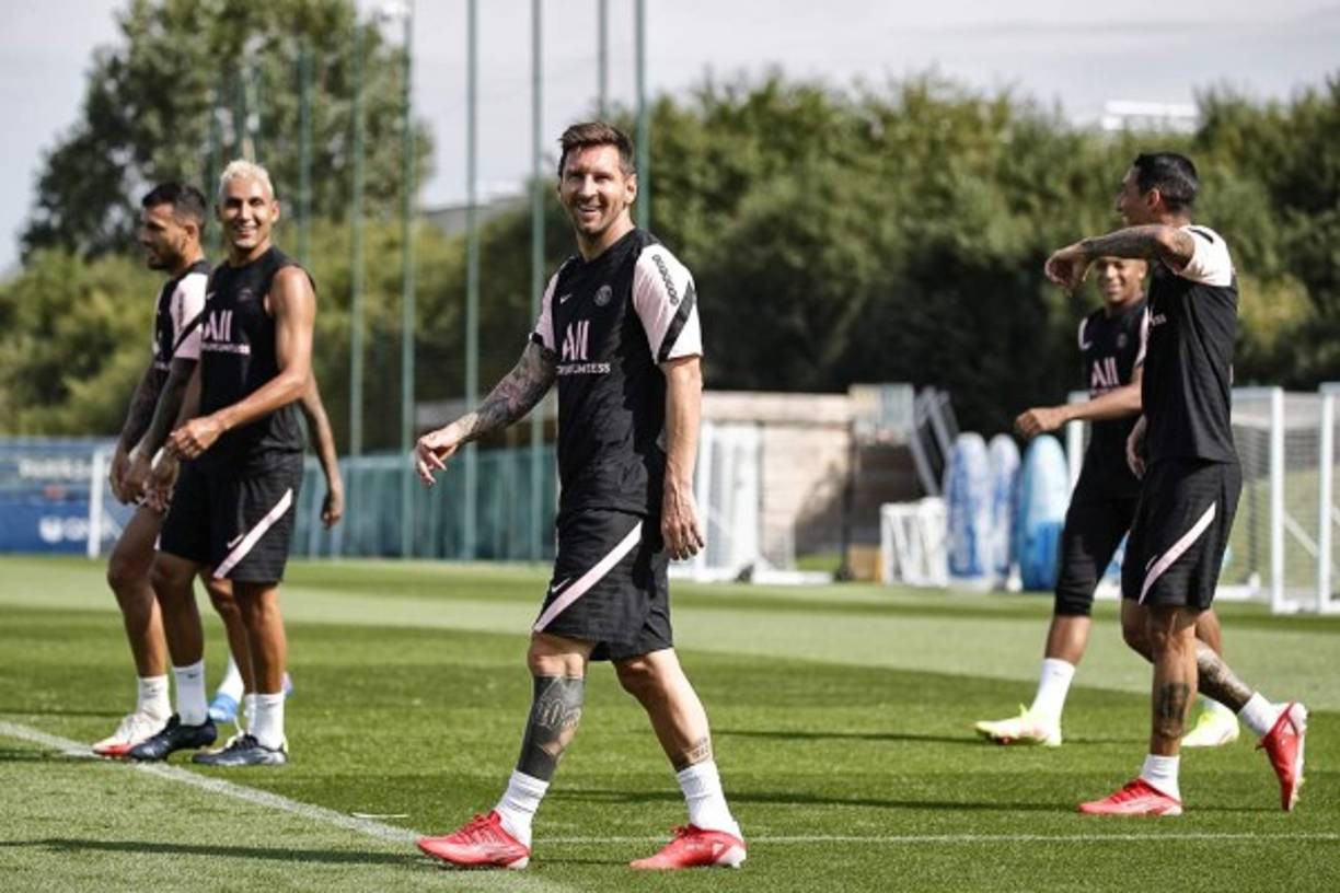 Así de feliz lució Messi en el entrenamiento del París Saint Germain.