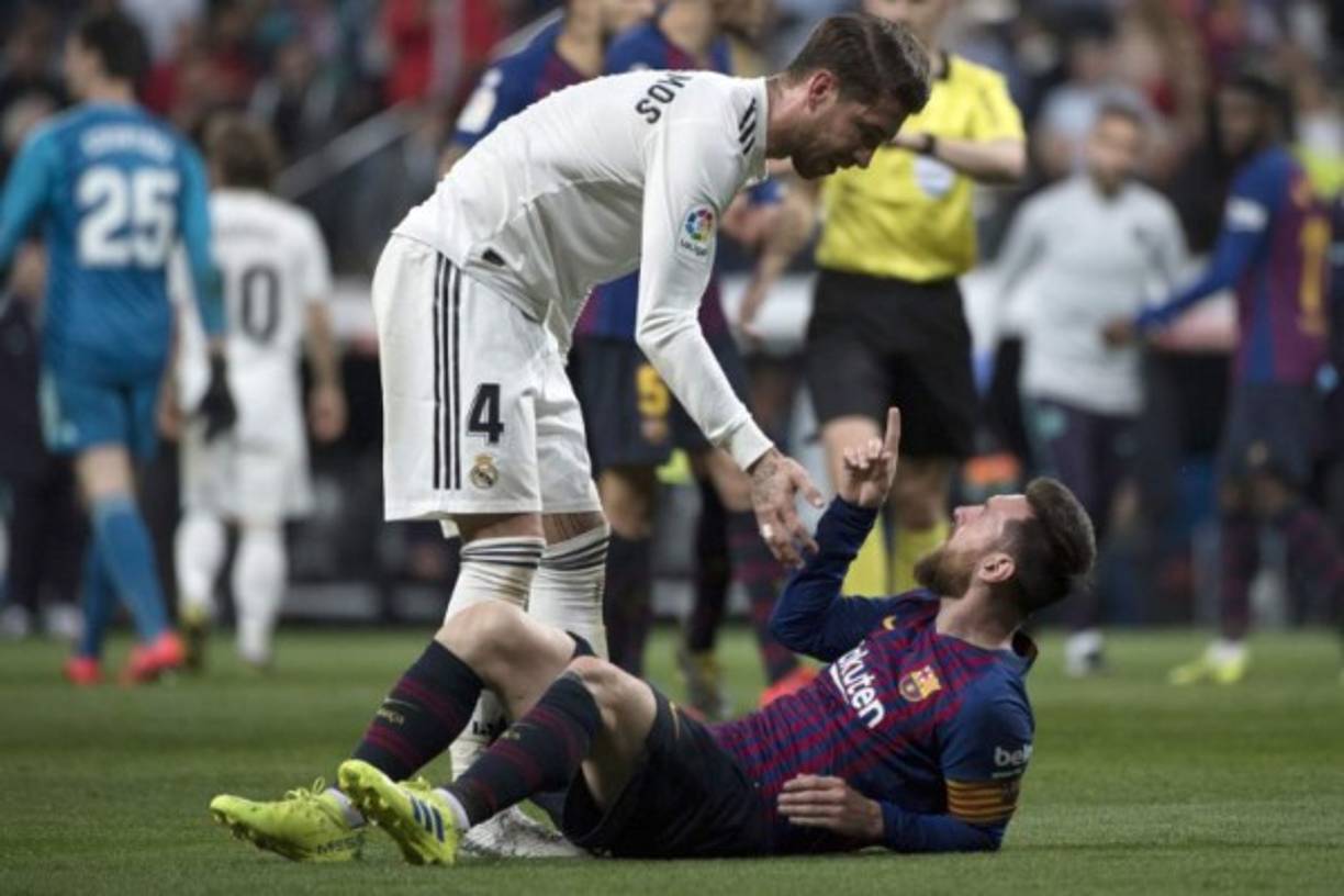 Sergio Ramos intentó levantar a Messi, pero el argentino reaccionó enfadado tras la agresión del español.