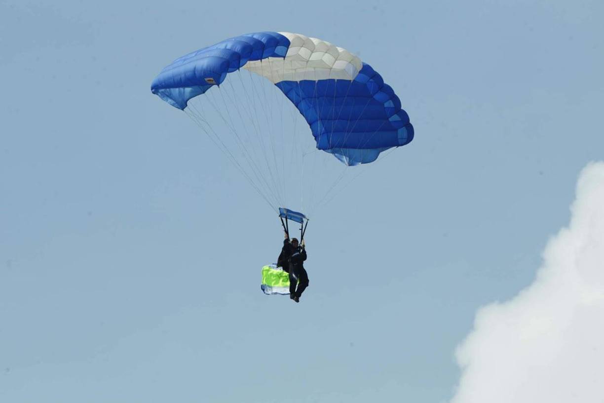 El show que montó un paracaidista con su entrada por los aires al estadio Juan Ramón Brevé Vargas.