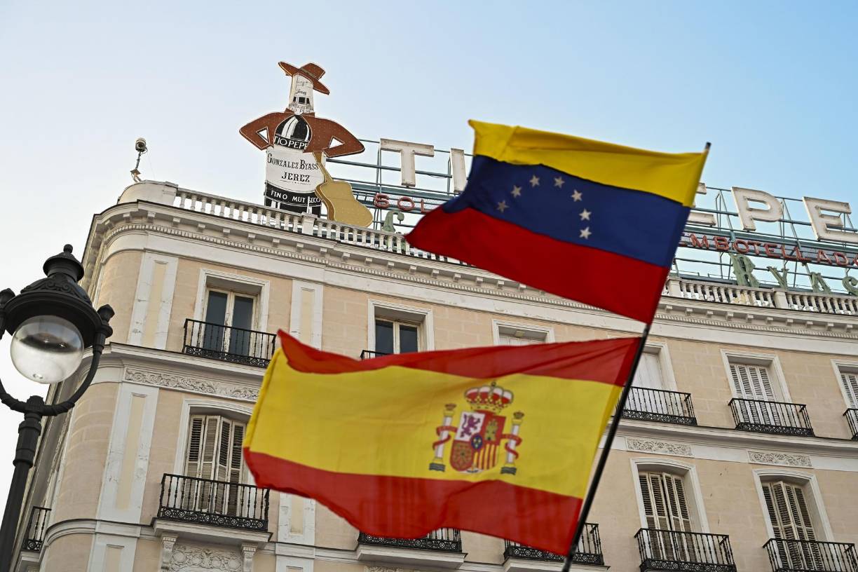  La céntrica Puerta del Sol de la capital de España congregó a una multitud con banderas venezolanas y numerosas pancartas las que se leía: “No se puede ignorar a tanta gente que pide un cambio”, “Nadie dijo que sería fácil”, “Libertad para todos los presos políticos”, “La lucha no ha terminado”, “SOS, intervención ya”, “Muchos queremos volver a casa”, “No más represión, no más muertes”, “Maduro perdió, tenemos las actas”, “Edmundo presidente con mayoría aplastante”, “Fraude”.