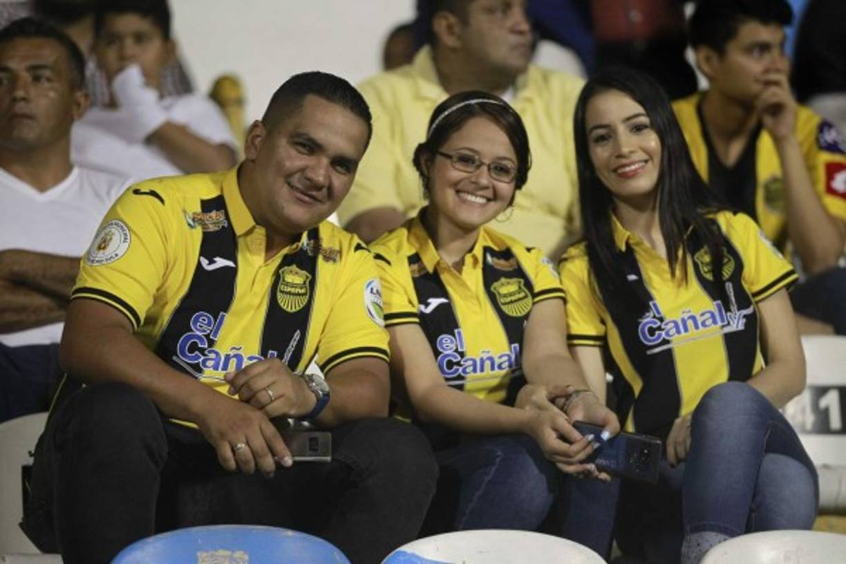 Erika Cabrera (derecha), esposa de Mario Martínez, observando el partido ante Parrillas One junto a otros aficionados aurinegros.