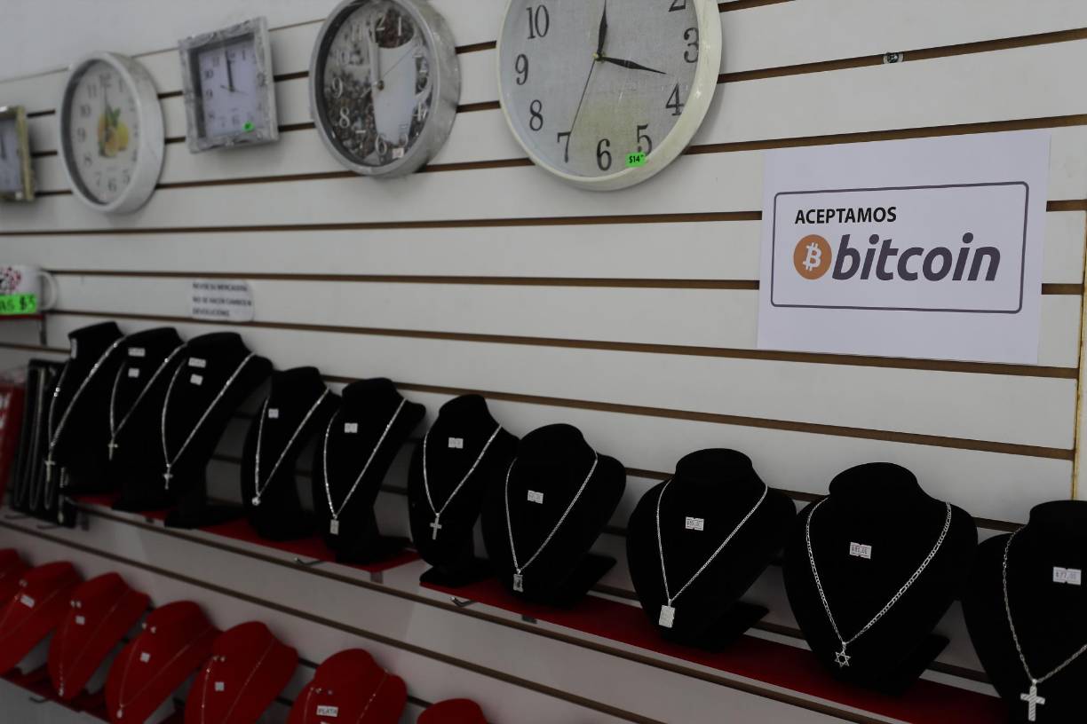 El Gobierno de Bukele destinó 150 millones de dólares para un fideicomiso para la conversión de la criptomoneda a dólares, al menos 107 millones en la compra de 2,381 bitcoines, además de entregar un bono de 30 dólares a quienes descargaran la billetera digital gubernamental, entre otros gastos.