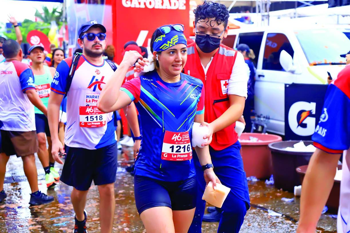 Una linda chica que fue atendida por un miembro de la Cruz Roja.