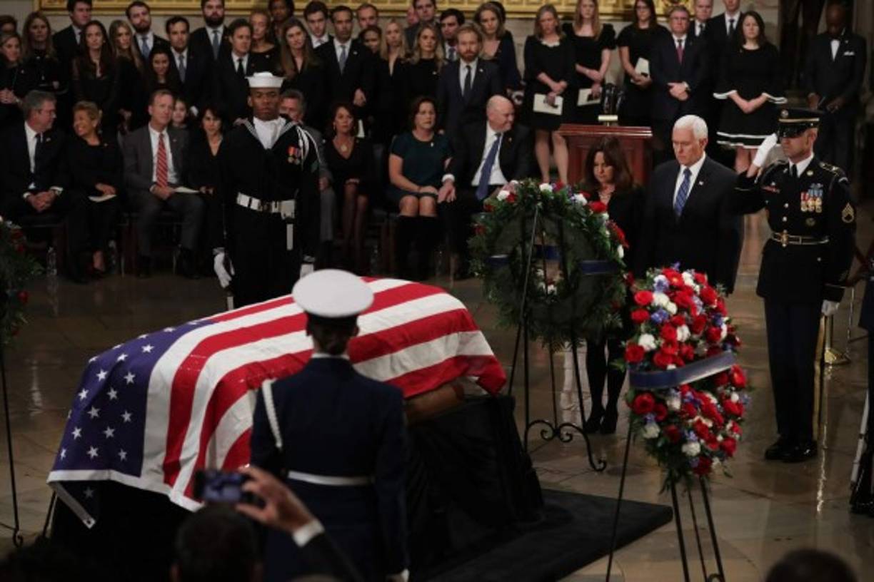 Bush, que ocupó la Casa Blanca desde 1989 hasta 1993, fue elogiado en una ceremonia a la que asistieron su hijo mayor y presidente número 43 de Estados Unidos, George W. Bush, su esposa Laura y sus familiares, y en la que fueron oradores el vicepresidente, Mike Pence; el jefe de la mayoría republicana en el Senado; Mitch McConnell, y el presidente de la Cámara de Representantes, Paul Ryan.