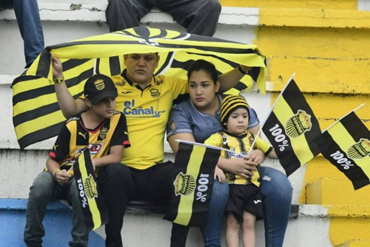 La lluvia no impidió que los aficionados apoyaran al Real España.