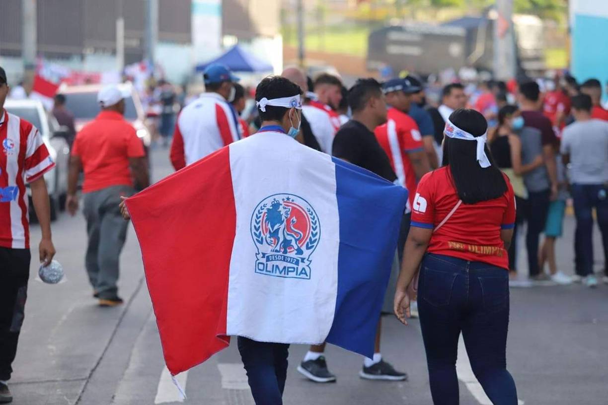 Los olimpistas llegaron bien identificados con los colores de su amado equipo.