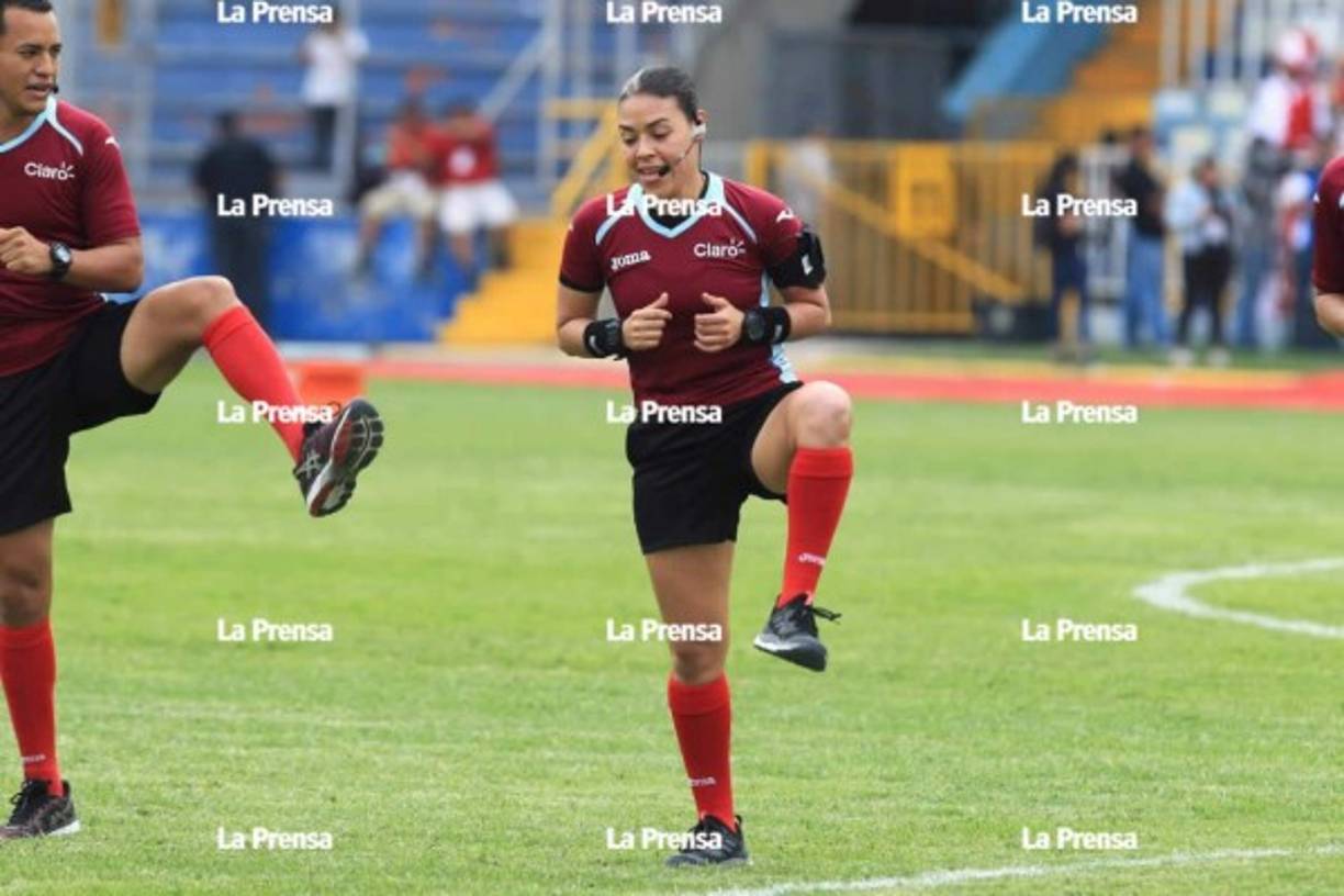 El inicio para Melissa no fue fácil, ya que tuvo que abandonar el silbato y emprender su camino por los estudios. “Desde su ingreso al arbitraje se le miraba mucha dedicación, entusiasmo, pero tuvo un obstáculo que era su carrera universitaria y prefirió desligarse del silbato para graduarse de Licenciada en Banca y Finanzas, luego regresó de nuevo a dirigir”, contó su tío en una entrevista a LA PRENSA hace varios años.