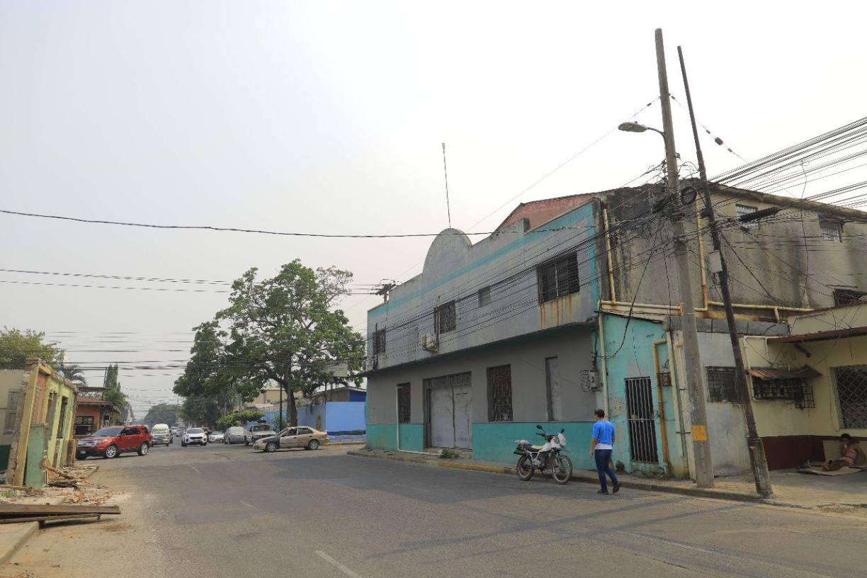 Al principio se dedicaban a proyectar películas familiares, pero con el tiempo optaron por exhibir cintas pornográficas. En este lugar ahora funciona un taller de electrodomésticos.