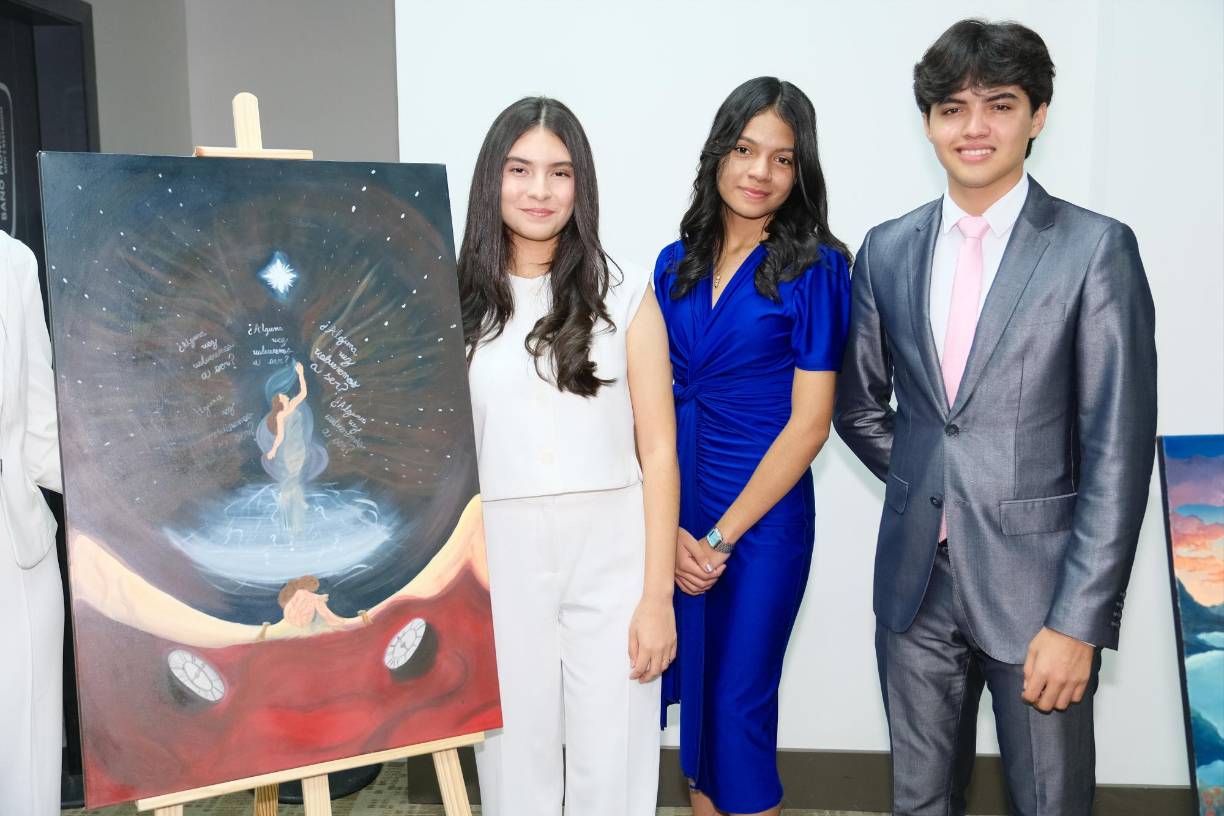 Victoria Perdomo, Alessandra Cuellar y Fernando Banegas con su obra “En la noche”.