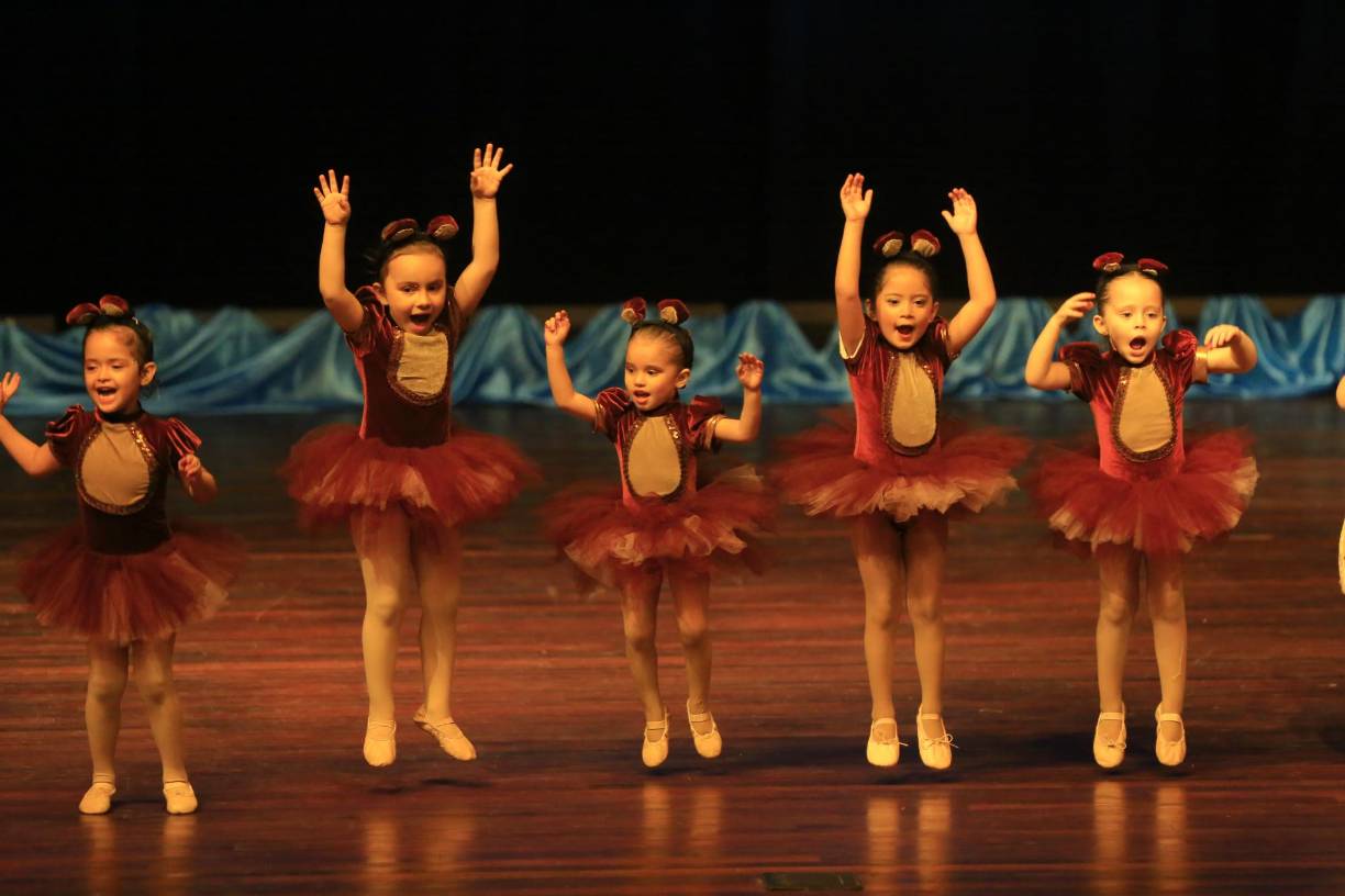  El Centro Contemporáneo de Danza (CC Danza) realizó en el Teatro Francisco Saybe el asombroso show “Mirada al Caribe”, un evento lleno de vida, autenticidad energía, calidez y el espíritu contagioso de la música y cultura caribeña.