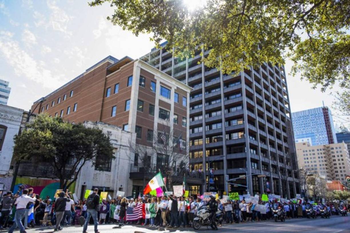 Salvadoreños, colombianos, hondureños o coreanos se sumaron a una huelga nacida de manera espontánea para protestar contra las medidas de Trump que quieren poner fin a las llamadas 'ciudades santuario', acelerar las deportaciones de indocumentados y prohibir la entrada a refugiados.