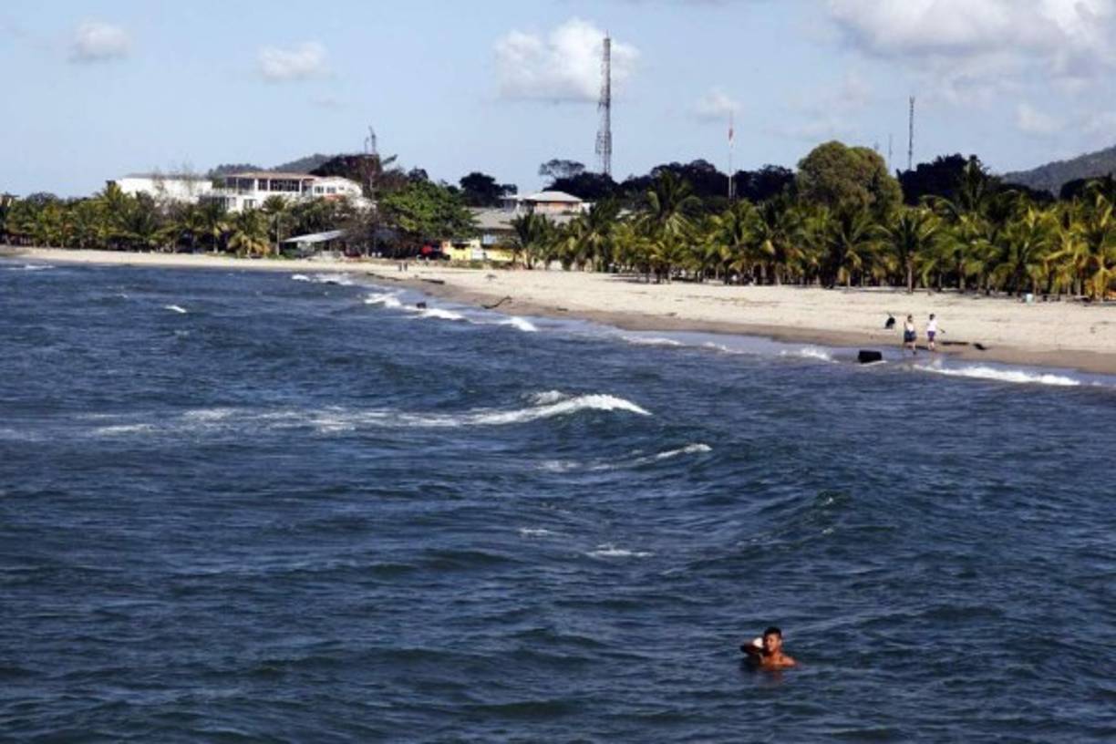 La playa de arena blanca y suave es una constante en toda la zona litoral de Honduras y el mar azul le da mayor realce en Tela.