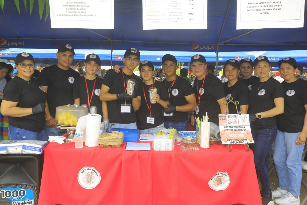 Los jóvenes de noveno grado promocionaron sus productos con el nombre “Milk and Shakes”. 