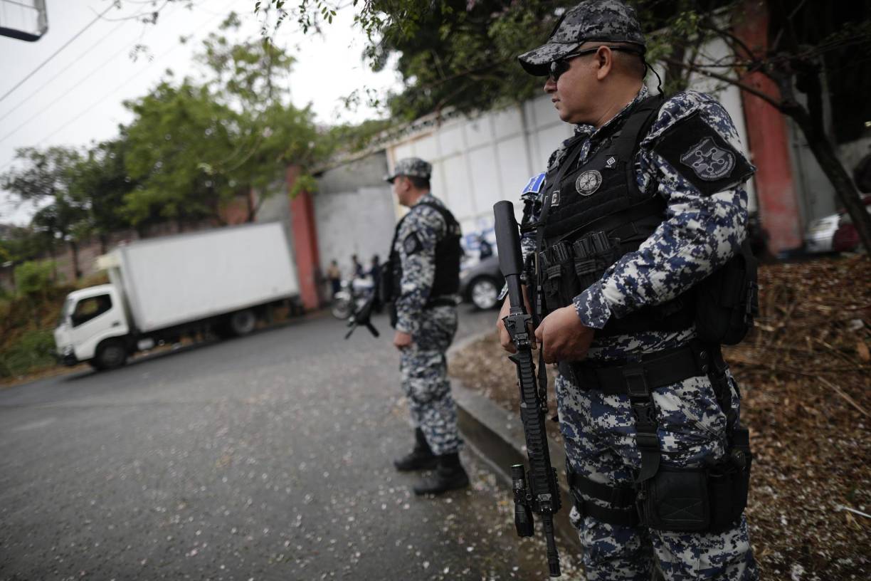  No hay que remontarse mucho tiempo, hasta 2015, para que El Salvador fuera considerado uno de los países más violentos del mundo, con 103 homicidios registrados por cada 100.000 habitantes. Un dato que ha ido cayendo hasta los 2,4 de 2023, convirtiendo al país en el más seguro de Latinoamérica, de acuerdo con el Gobierno.