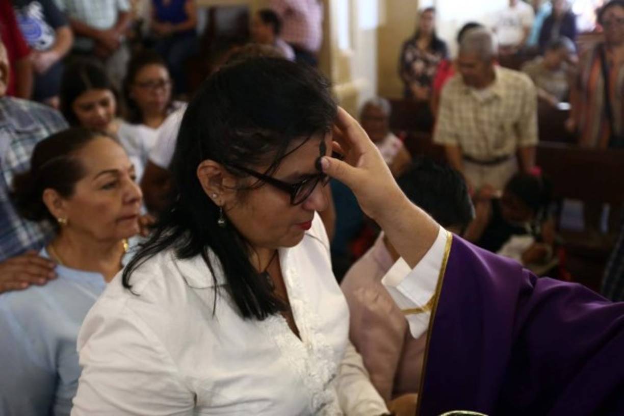 Durante la Cuaresma los católicos hacen oración y ayuno.