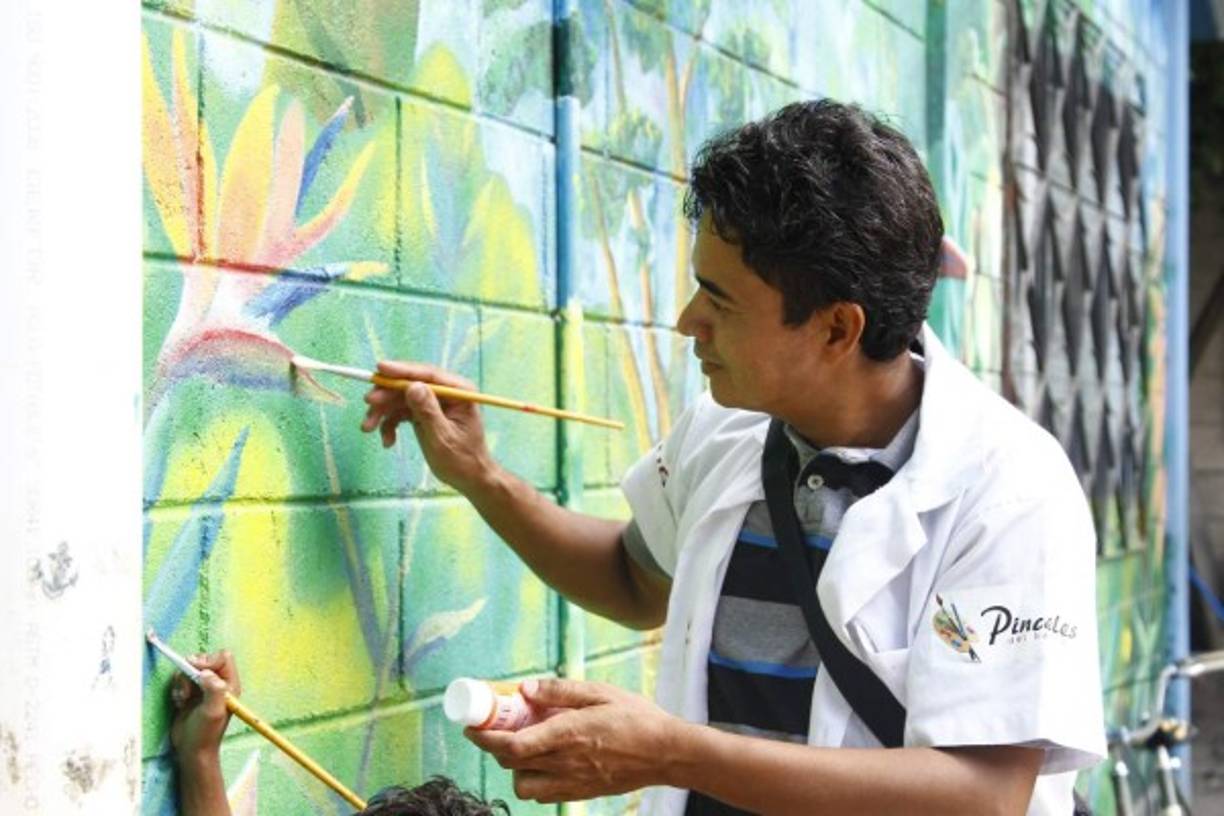 Otros pintores prefieren los pinceles para decorar los muros de San Pedro Sula.