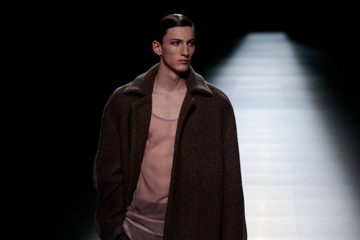 El desfile de la colección otoño/invierno fue organizado en un enorme hangar construido en plena plaza de la Concordia, en el centro de París.