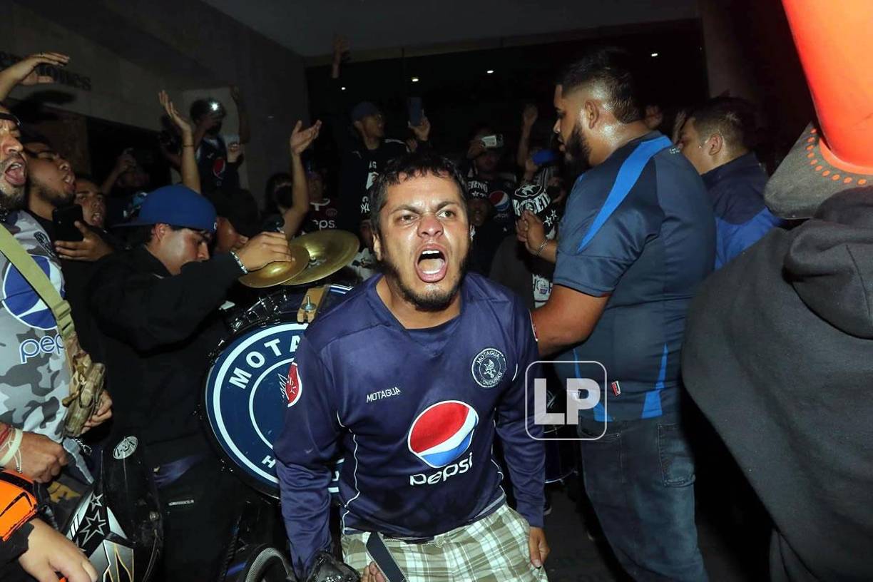 Los hinchas llegaron con cánticos de ánimos como el: “Vení, vení, canta conmigo que un amigo vas a encontrar que de la mano de los azules, toda la vuelta vamos a dar”. 