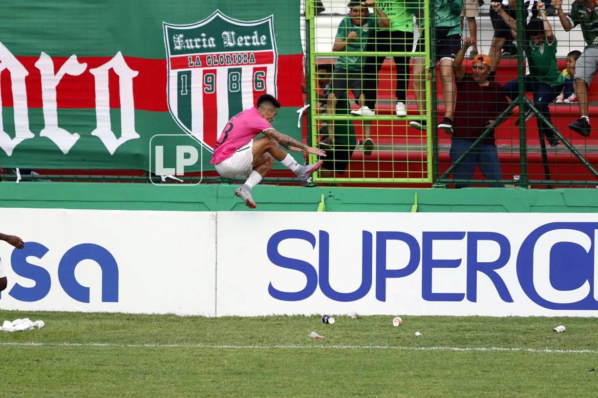 Otro argentino que fue protagonista. Juan Vieyra marcó un golazo y se volvió loco celebrando. Saltó las vallas publicitarias para luego subirse al alambrado y festejar con los aficionados del Marathón.