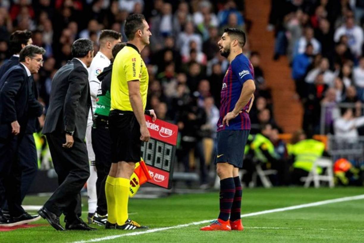 El delantero uruguayo Luis Suárez protestando a un árbitro asistente durante el partido contra el Real Madrid. Foto EFE