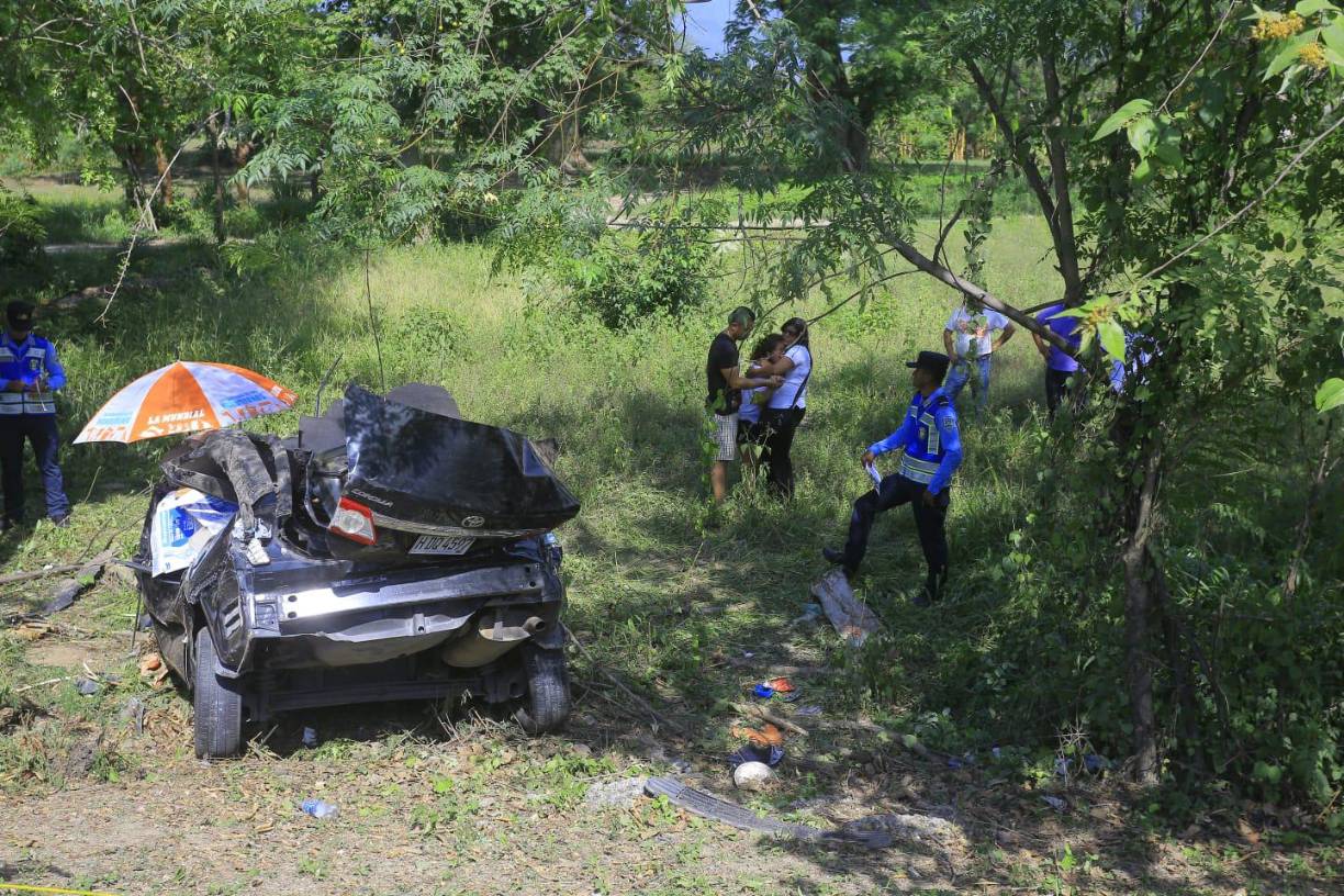 Destruido, así quedó el vehículo turismo color negro, en el que viajaban las víctimas. 