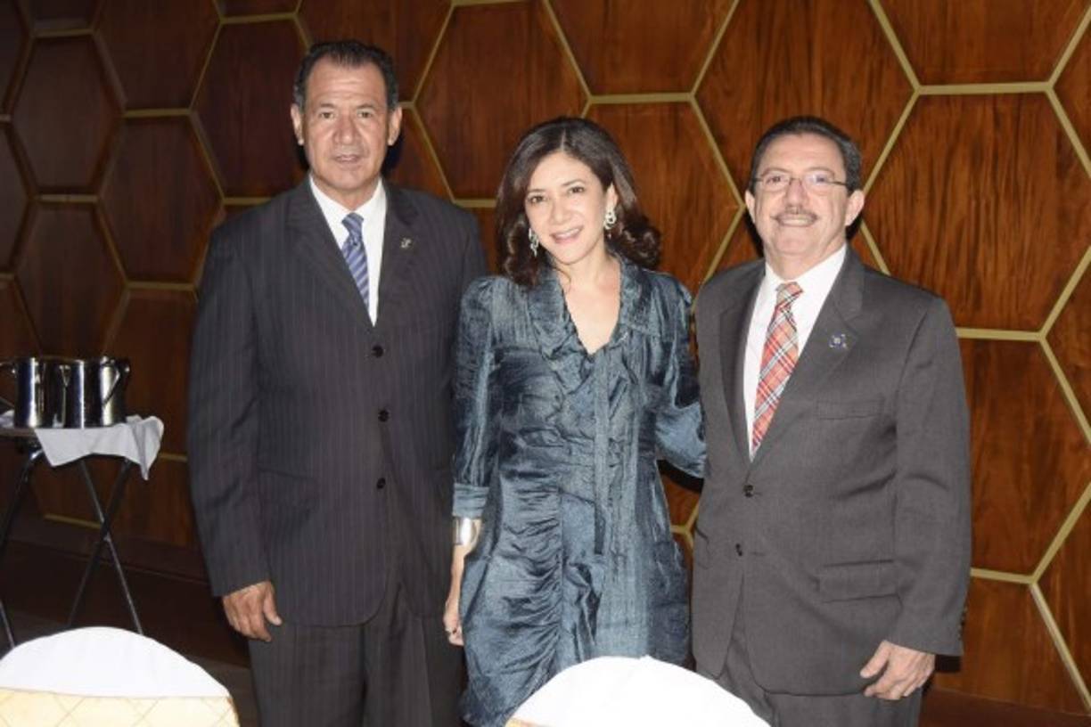 Carlos Valle con Bárbara y Augusto Mendoza.