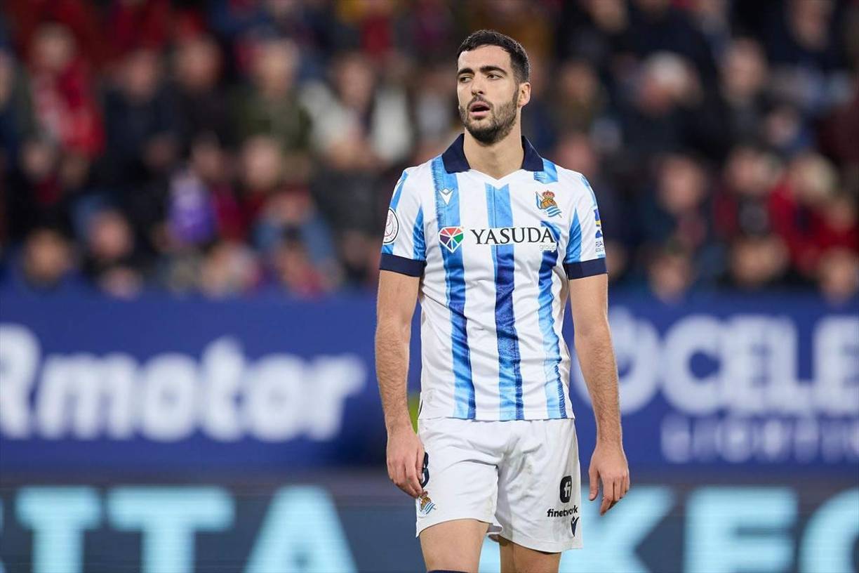 Mikel Merino no se ha entrenado junto a sus compañeros de la Real Sociedad y su salida al Arsenal está a punto de concretarse. El acuerdo entre clubes parece que se va a cerrar en torno a los 35 millones, algo más de la mitad de lo que marca su cláusula de rescisión del contrato que tiene como txuri-urdin hasta 2025.