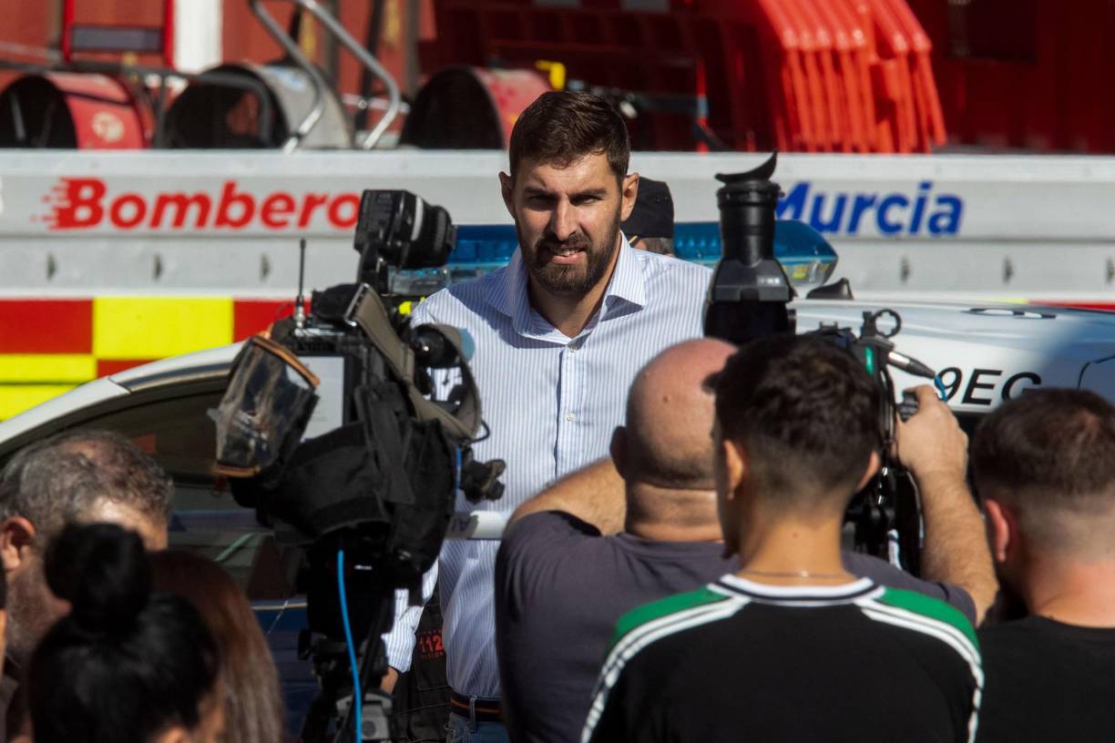 Jairo detalló que desconocía el lugar exacto donde se encontraba su hija y que ningún otro miembro de su grupo de amigos se ha puesto en contacto con sus familias.(En la imagen el vicepresidente de la Comunidad de Murcia José Ángel Antelo, atiende a los medios para informar del número de fallecidos en el incendio de la discoteca Teatre de Murcia, este domingo)