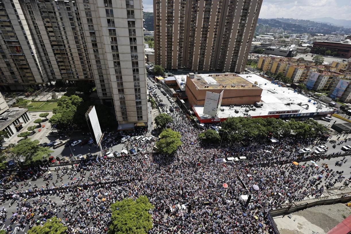  “Creyeron que, a punta de persecución contra nuestros testigos, no íbamos a conseguir nuestras actas y en 24 horas teníamos las actas digitalizadas”, expresó Machado durante una manifestación en Caracas, donde miles de personas se concentraron en defensa de la victoria de González Urrutia, quien -insiste el antichavismo- ganó las presidenciales.
