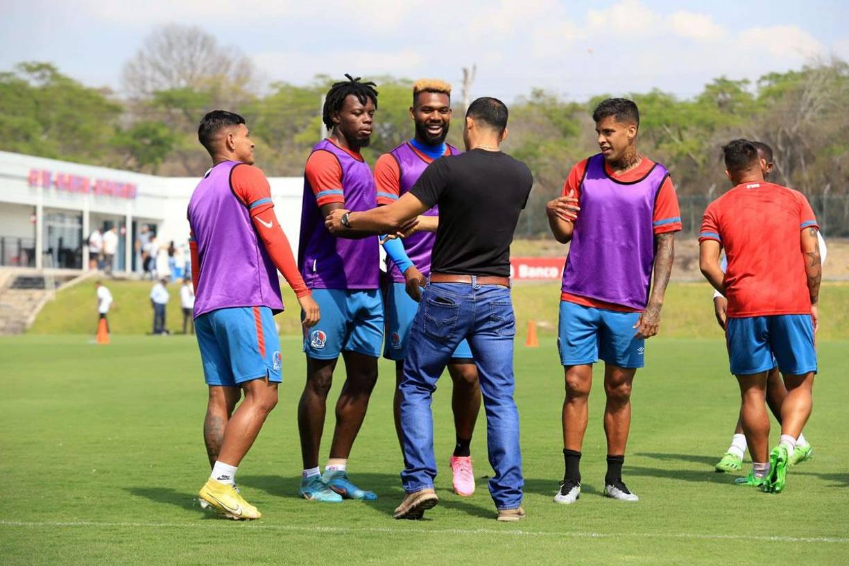 El histórico exguardameta de Olimpia y de la Selección de Honduras saludó uno a uno a los jugadores.