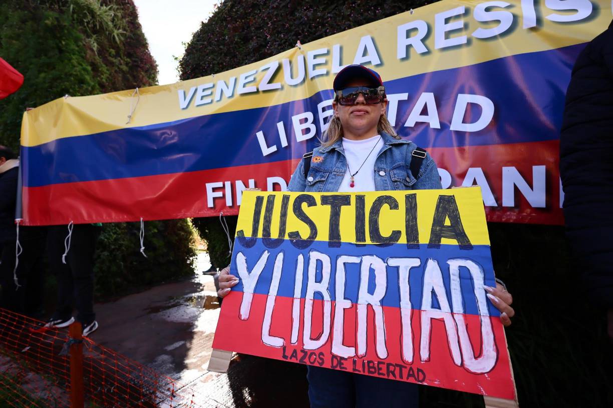  “Esperemos muy pronto volver a Venezuela, a una Venezuela libre y democrática. Viva Venezuela”, dijo Sahores.