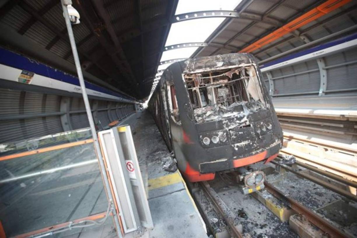 Tres vagones fueron completamente quemados, mientras que otros tres presentan severos daños.