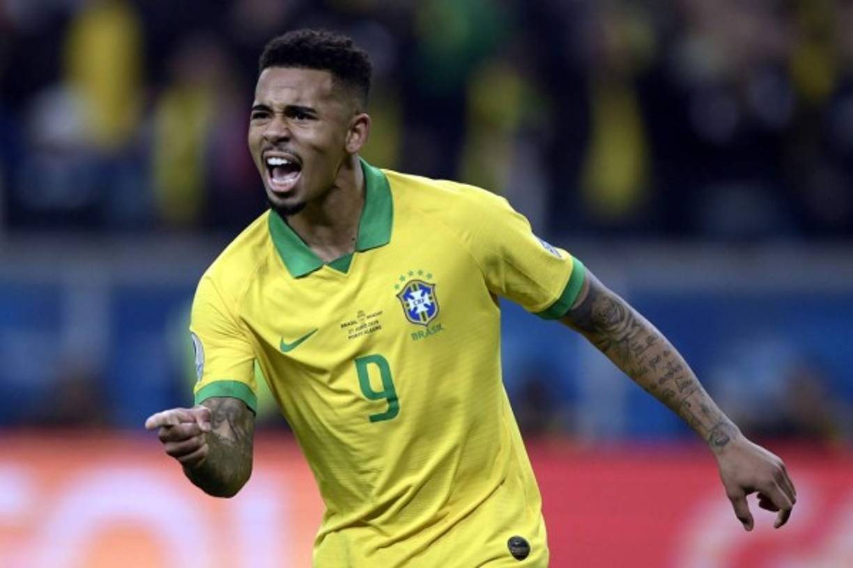 Gabriel Jesús sí marcó el quinto penal de Brasil y así celebró la victoria y clasificación.