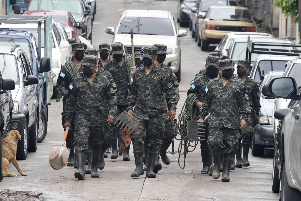Army soldiers prepare to help people affected by heavy rains in Tegucigalpa, on May 20, 2022. - Some 100 houses and at least 600 people were affected when the La Orejona and La Salada streams, which cross the capital, overflowed their banks, according to the Fire Brigade. The heavy rains are the result of a tropical wave passing through Honduran territory. (Photo by Orlando SIERRA / AFP)