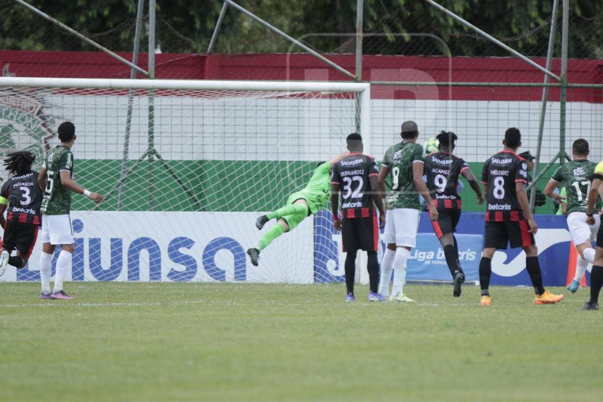 A 30 metros del arco, el lateral zurdo Elison Rivas se llenó de confianza y soltó un trallazo que superó la barrera y se coló al arco verdolaga (36’).