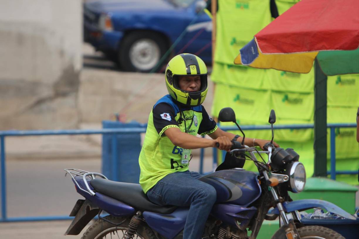Asi arribó este aficionado al estadio para ver al Olancho FC.