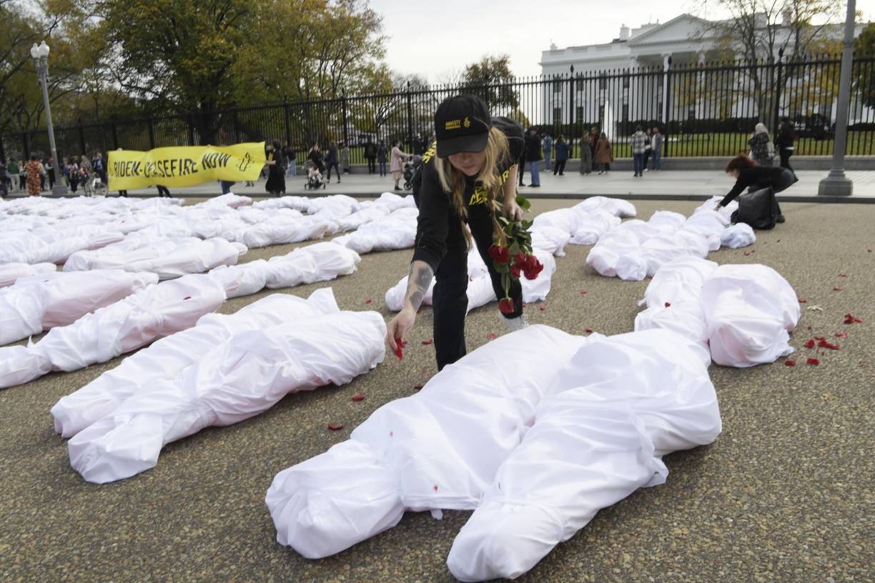 “Necesitamos que Biden realmente pida un alto al fuego públicamente para presionar a todas las partes implicadas y así acabar con los asesinatos de civiles” dijo a EFE la directora de campañas de Amnistía Internacional en Estados Unidos, Isra Shaker.