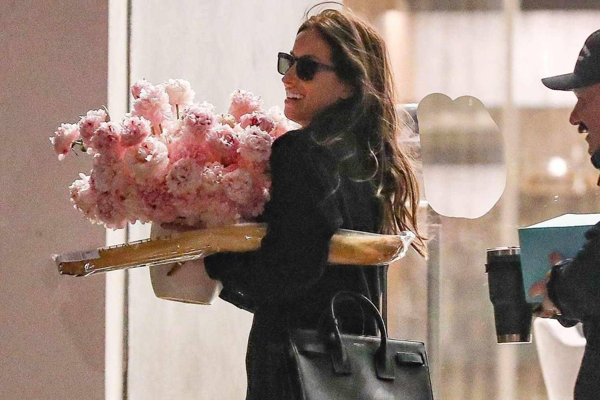 Y el pasado 14 de febrero, el Día de San Valentín, Brad Pitt le envió flores a su novia. 