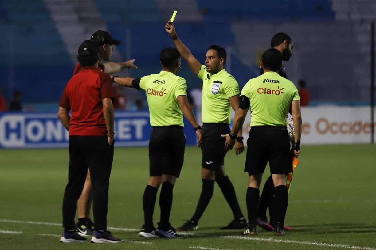 Saíd Martínez le mostró tarjeta amarilla a Gustavo Reggi, asistente técnico del Olimpia, por reclamos.