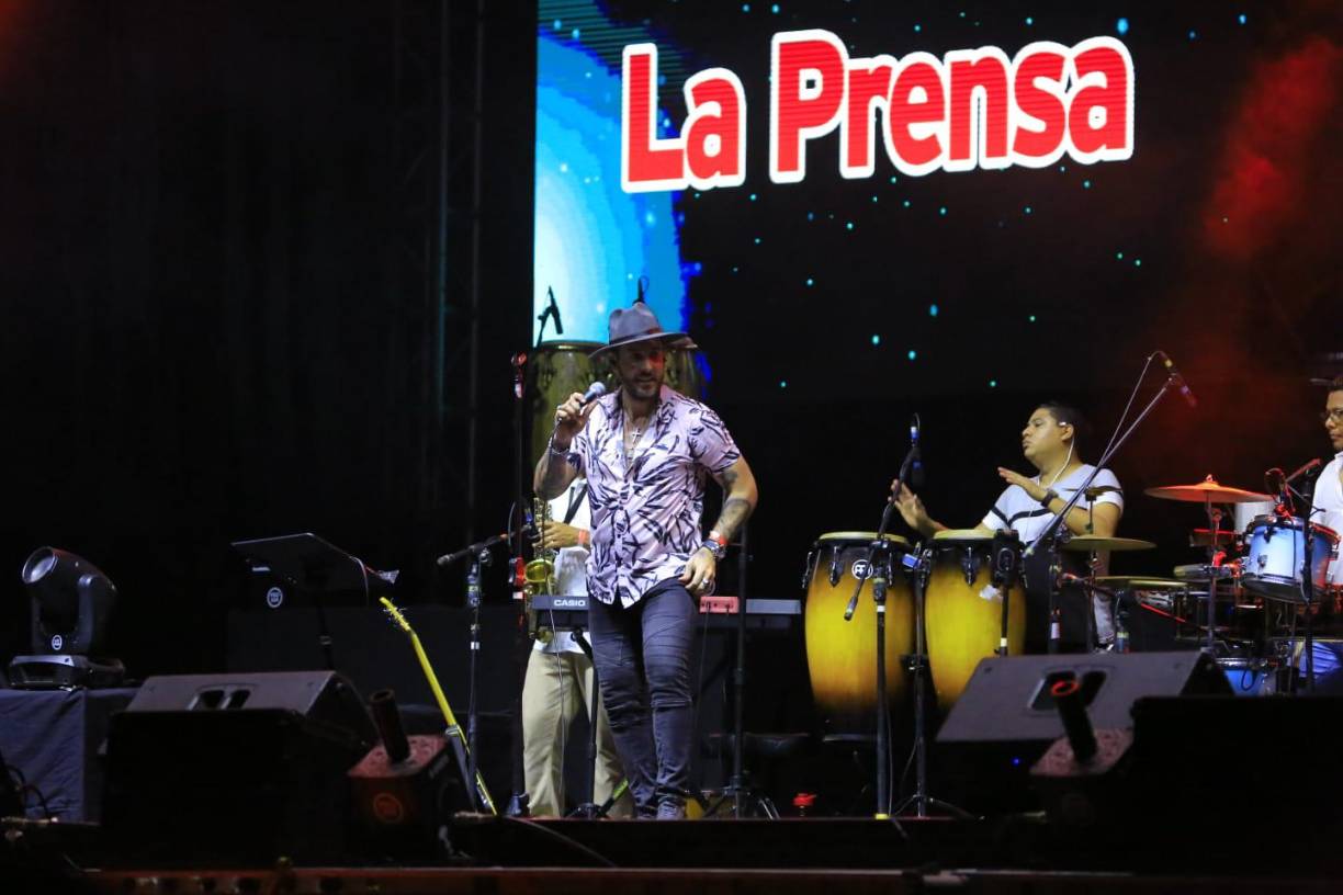 Una verdadera fiesta se vive en el concierto del artista colombiano Jorge Celedón, en el hotel Honduras Playa de Cienaguita, Cortés. 