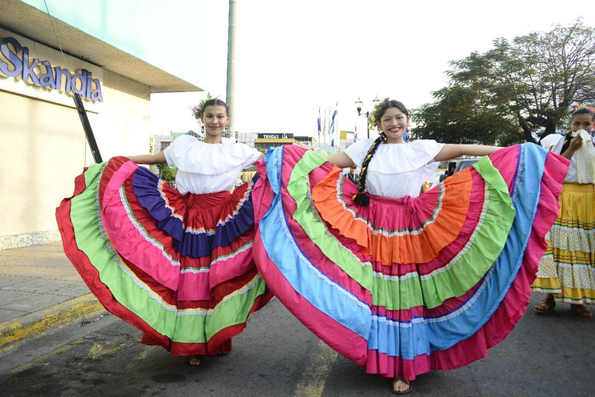 En el desfile, más de 350 personas se dieron cita para festejar el Día Mundial del Teatro 2024.