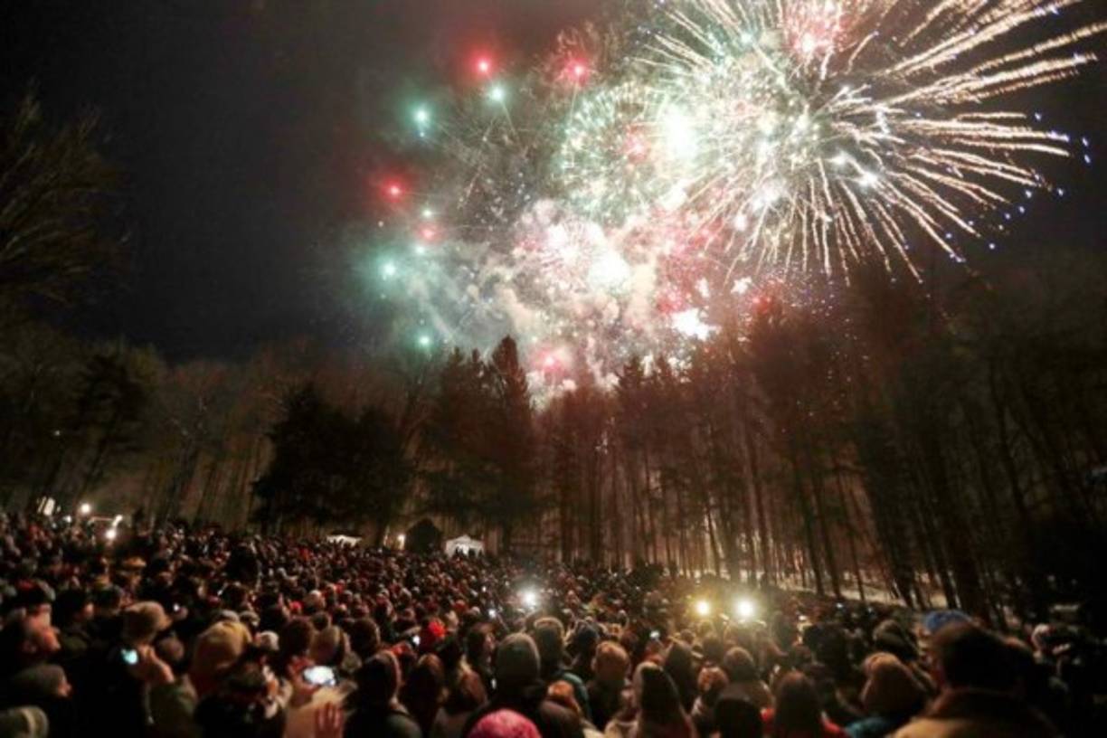 Los fuegos artificales iluminan el cielo de Punxsutawney en la víspera del Día de la marmota el 2 de febrero.