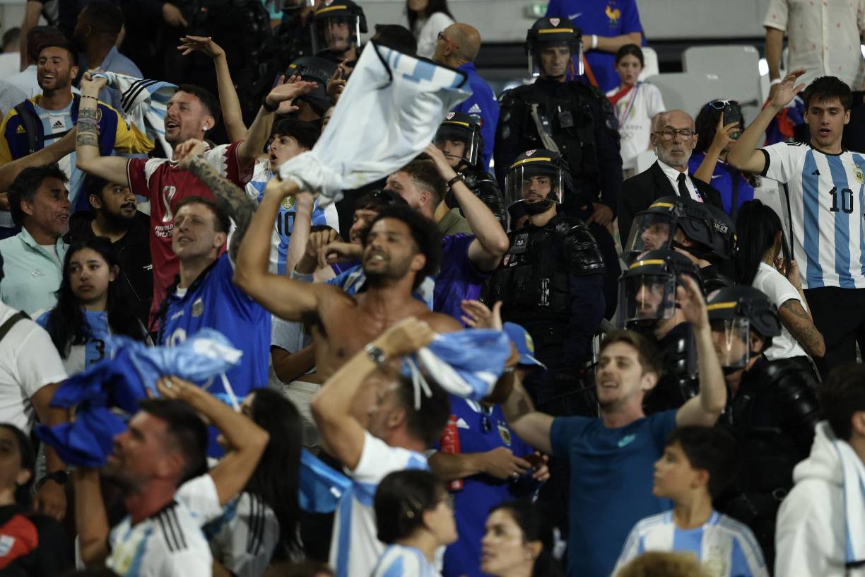 Previo a iniciar el duelo, los miles de aficionados presentes silbaron el himno nacional de Argentina, ante la creciente de su rivalidad por la final perdida en Qatar 2022 y los cánticos vírales de Enzo Fernández contra sus futbolistas.